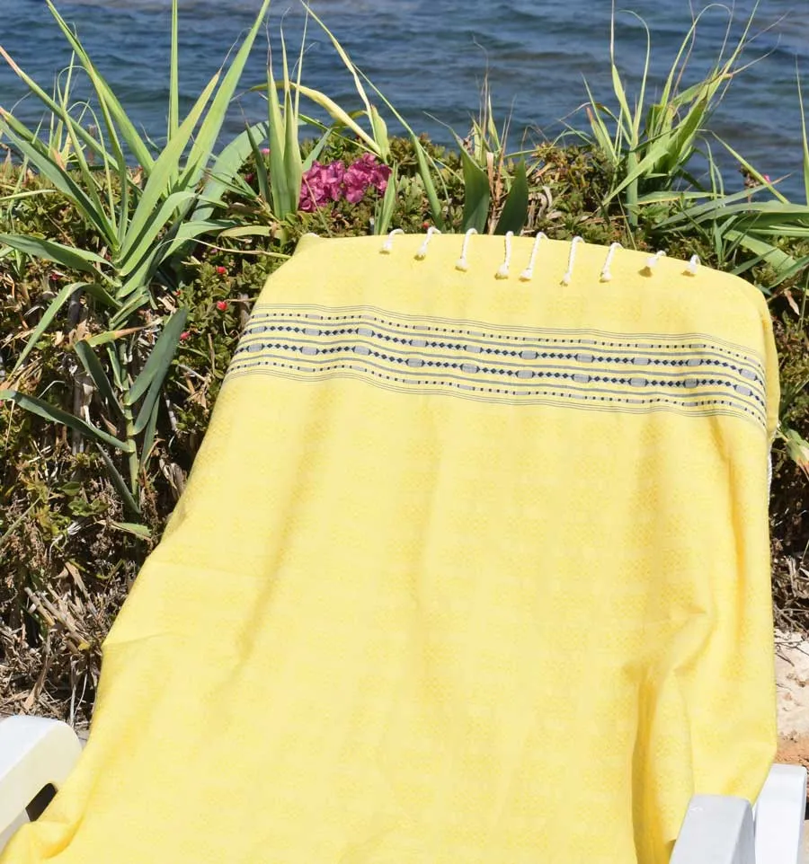 Toalla de playa thalasso amarilla con motivos azul oscuro Fouta Tunisia - 4