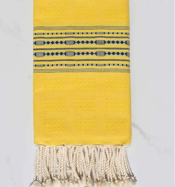 Toalla de playa  amarilla con motivos azul oscuro - FOUTA TUNISIA