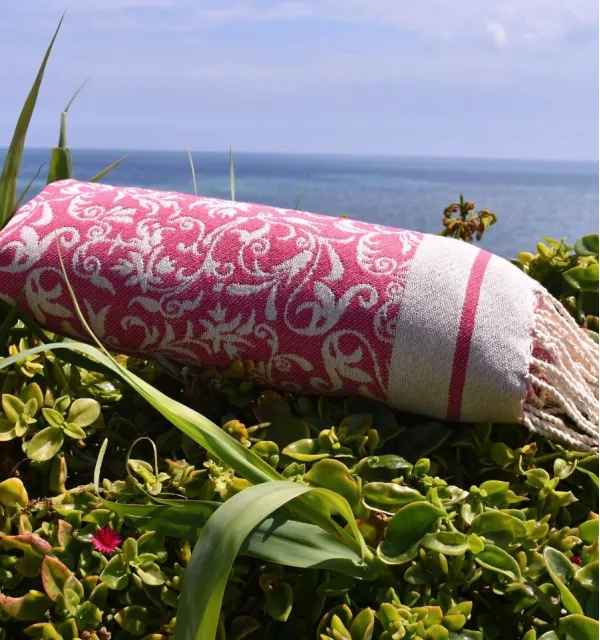 Toalla de playa Versailles rosa fucsia – Suave, absorbente y accesorio decorativo elegante