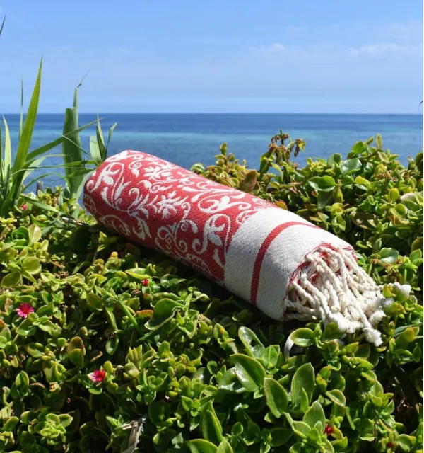Toalla de playa Versailles roja – Suave, absorbente y elegante, ideal para playa y hammam