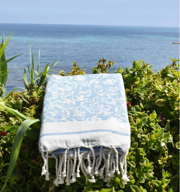 Toalla de playa Versailles azul cielo – Toalla de playa absorbente con flores