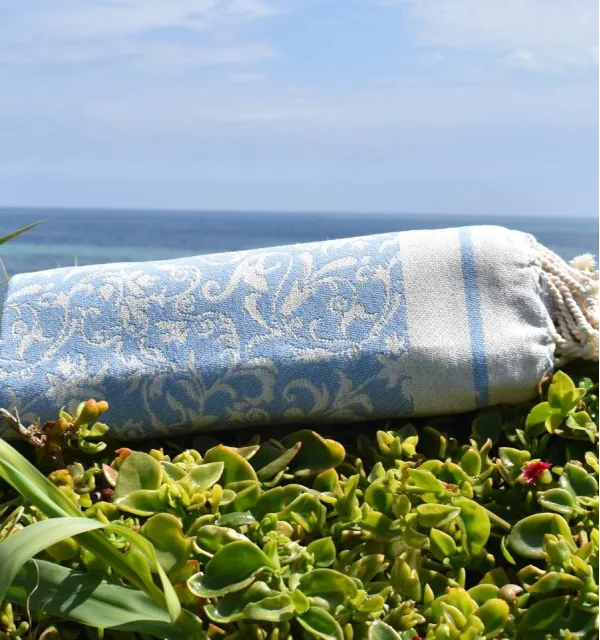 Toalla de playa Versailles azul cielo – Toalla de playa absorbente con flores