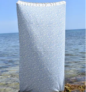 Toalla de playa Versailles azul cielo – Toalla de playa absorbente con flores