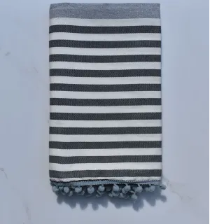 Fouta blanc sale, gris et gris foncé avec pompons