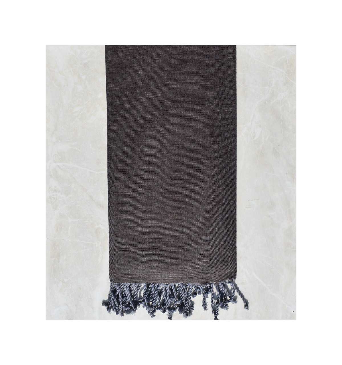 Toalla de playa grande de color marrón oscuro con cadenas grises