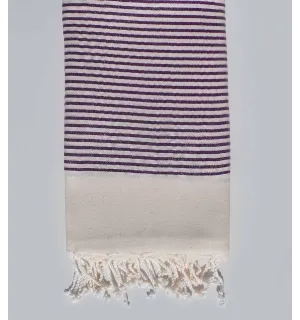 Toalla de playa  blanco cremoso Rayas con hilo lurex morado. 
