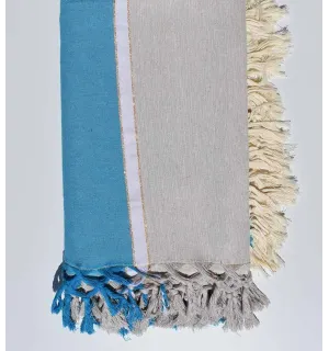 cubre cama greige y azul claro con hilo de lurex dorado